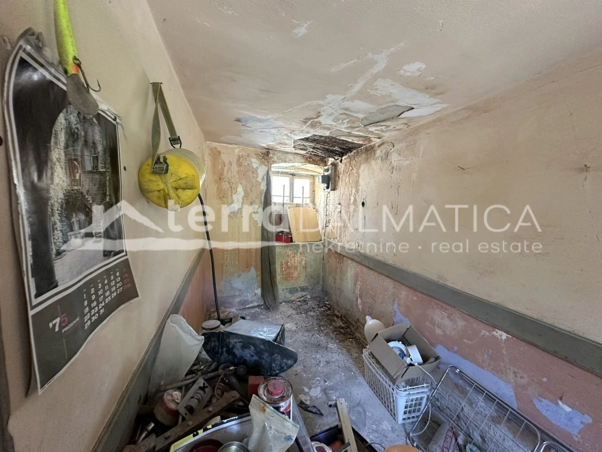 Haus zur Renovierung 20 m vom Meer entfernt auf der Insel Zlarin – eine seltene Gelegenheit!