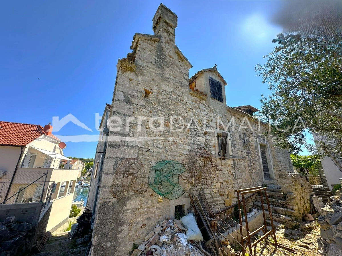 Haus zur Renovierung 20 m vom Meer entfernt auf der Insel Zlarin – eine seltene Gelegenheit!