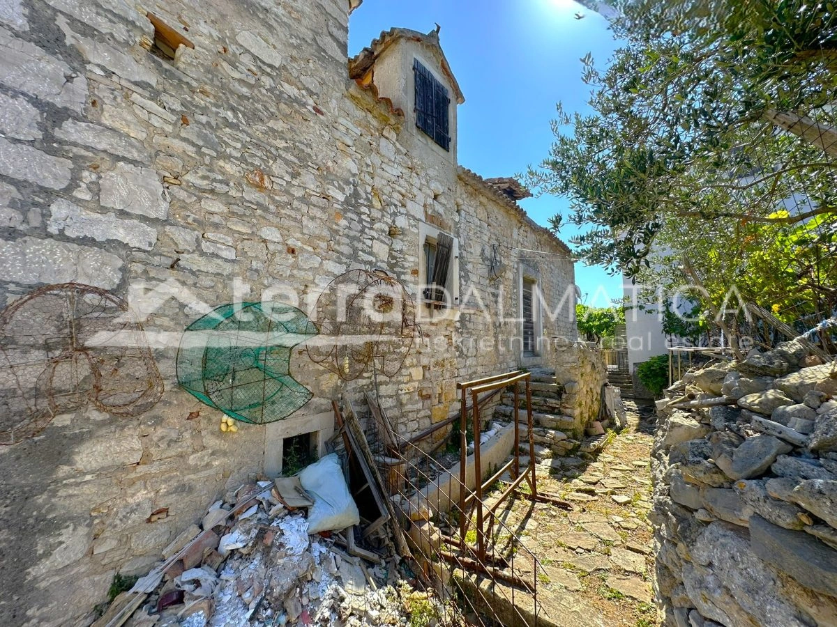 Haus zur Renovierung 20 m vom Meer entfernt auf der Insel Zlarin – eine seltene Gelegenheit!