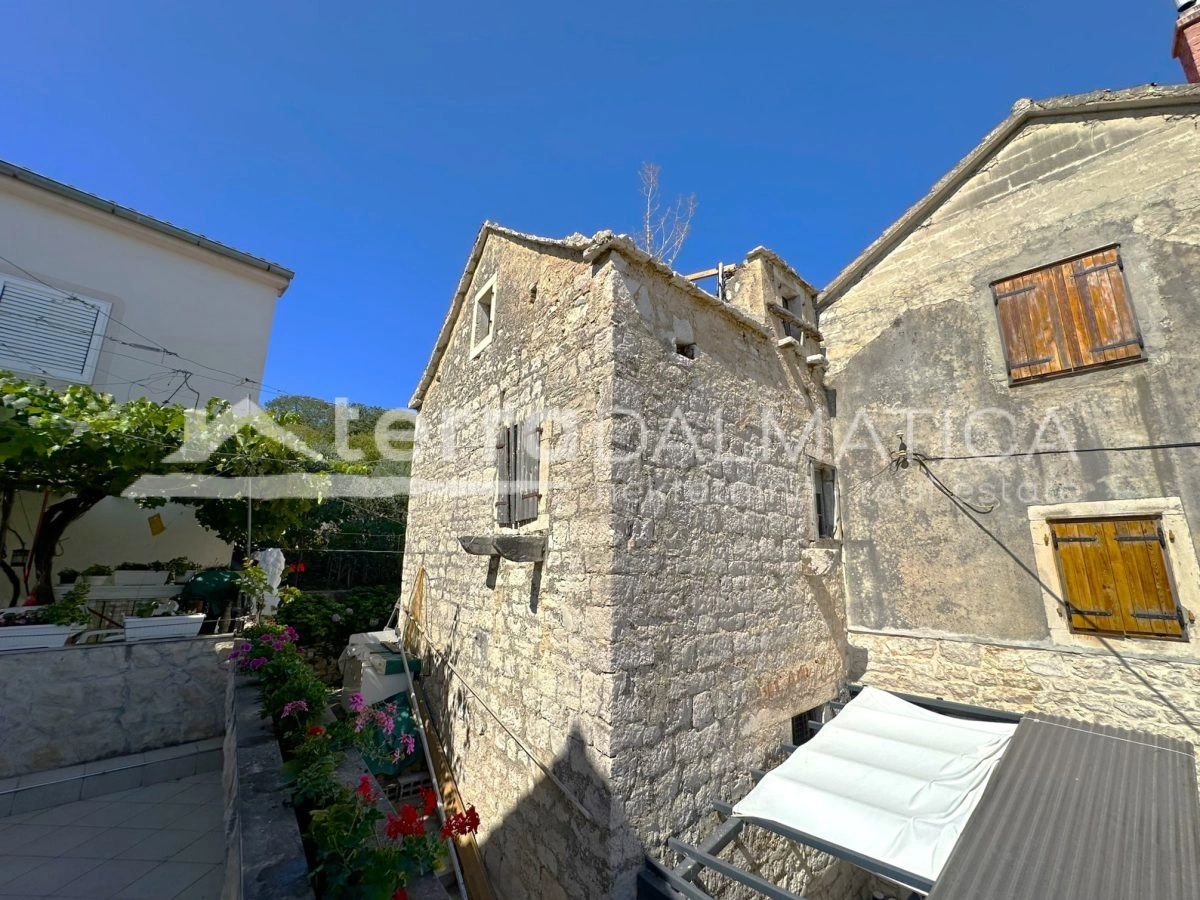 Haus zur Renovierung 20 m vom Meer entfernt auf der Insel Zlarin – eine seltene Gelegenheit!