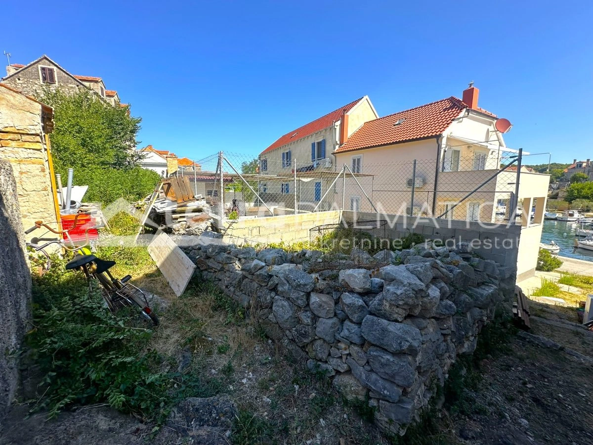 Haus zur Renovierung 20 m vom Meer entfernt auf der Insel Zlarin – eine seltene Gelegenheit!