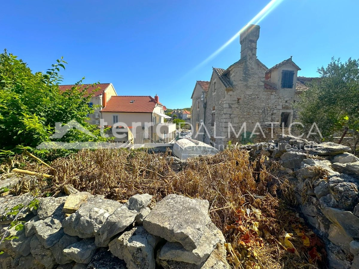 Haus zur Renovierung 20 m vom Meer entfernt auf der Insel Zlarin – eine seltene Gelegenheit!