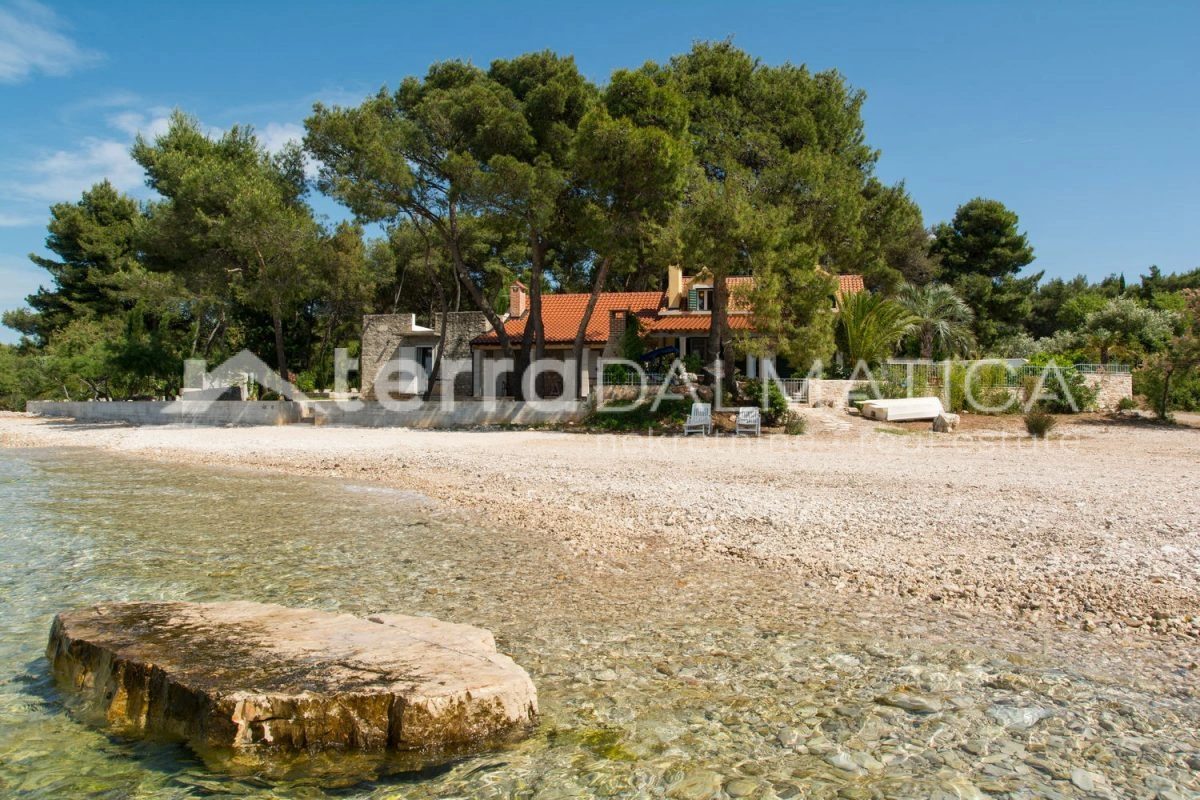 Autentyczna kamienna willa na wyspie Brač – spokój, prywatność i śródziemnomorski urok, pierwszy rząd do morza