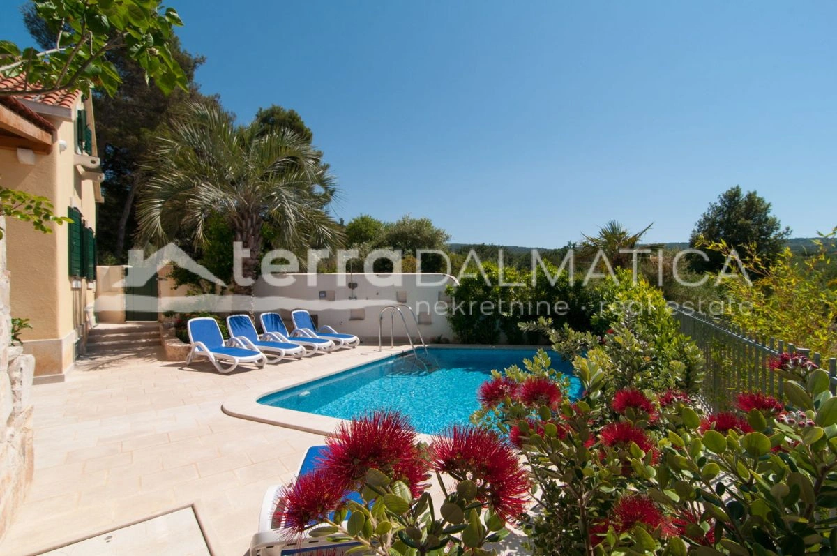 Avtentična kamnita vila na otoku Braču - mir, zasebnost in mediteranski čar, prva vrsta ob morju