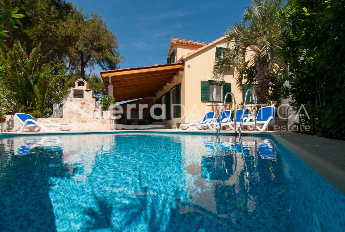 Autentyczna kamienna willa na wyspie Brač – spokój, prywatność i śródziemnomorski urok, pierwszy rząd do morza