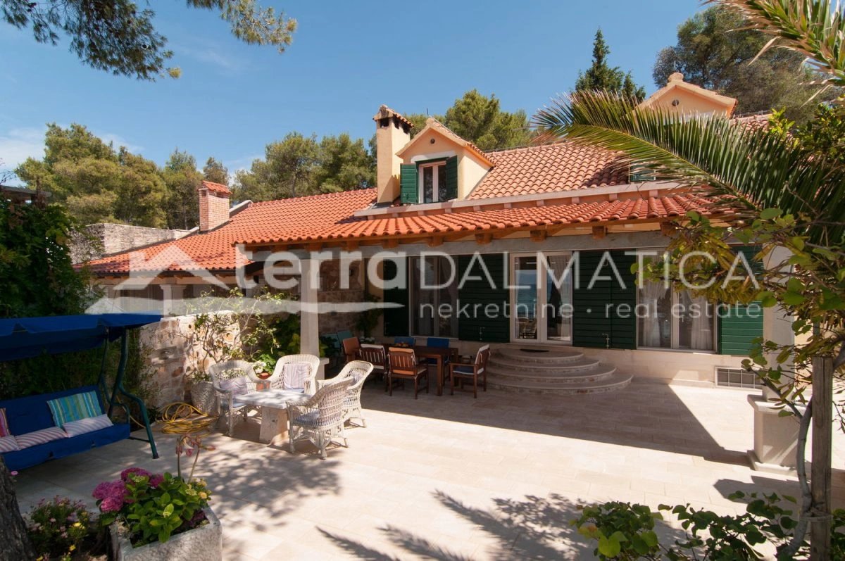 Autentyczna kamienna willa na wyspie Brač – spokój, prywatność i śródziemnomorski urok, pierwszy rząd do morza