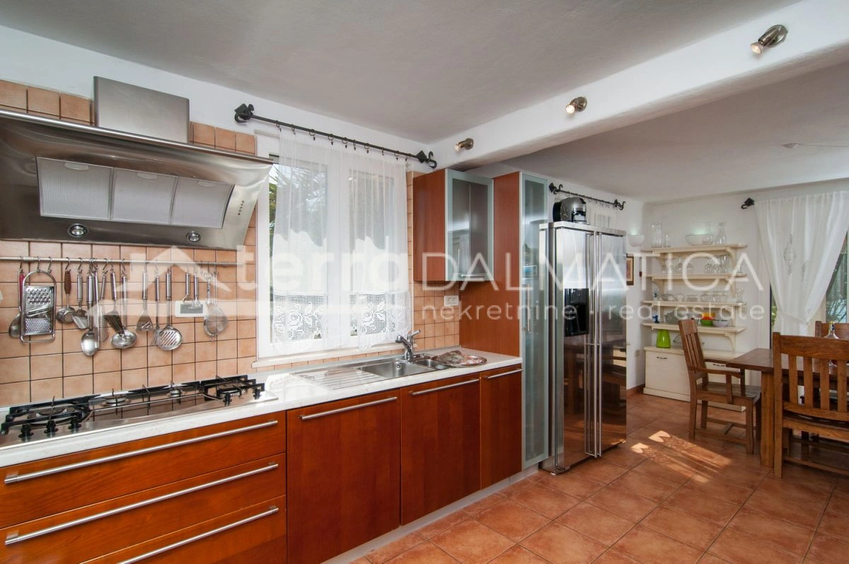 Autentyczna kamienna willa na wyspie Brač – spokój, prywatność i śródziemnomorski urok, pierwszy rząd do morza