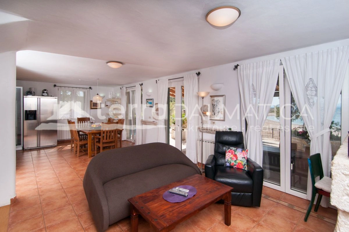 Autentyczna kamienna willa na wyspie Brač – spokój, prywatność i śródziemnomorski urok, pierwszy rząd do morza