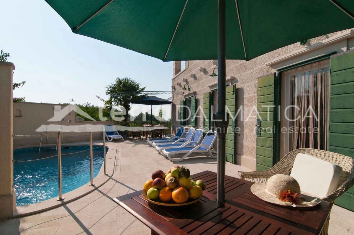 Eine exklusive mediterrane Oase auf Brač – eine luxuriöse Villa mit beheiztem Pool, Sauna und nur 900 Meter vom himmlischen Strand entfernt!