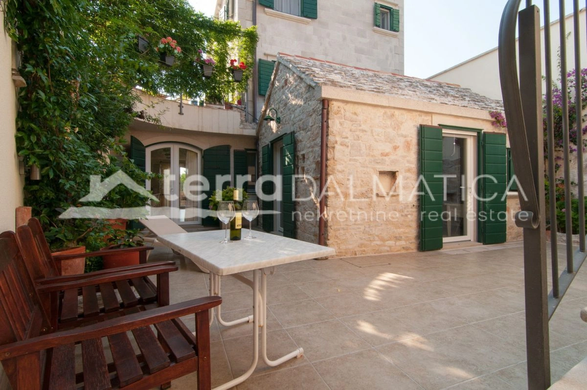 Eine exklusive mediterrane Oase auf Brač – eine luxuriöse Villa mit beheiztem Pool, Sauna und nur 900 Meter vom himmlischen Strand entfernt!