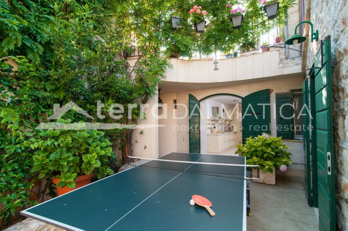 Eine exklusive mediterrane Oase auf Brač – eine luxuriöse Villa mit beheiztem Pool, Sauna und nur 900 Meter vom himmlischen Strand entfernt!