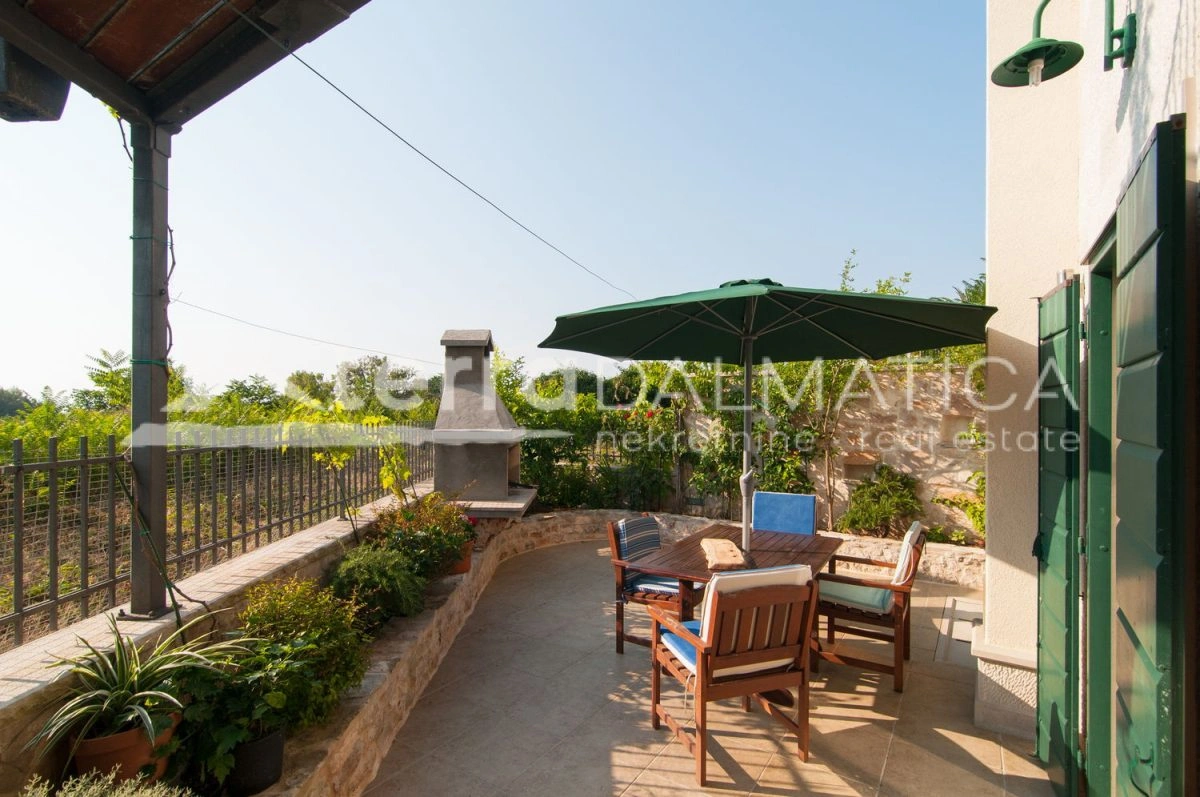 Eine exklusive mediterrane Oase auf Brač – eine luxuriöse Villa mit beheiztem Pool, Sauna und nur 900 Meter vom himmlischen Strand entfernt!