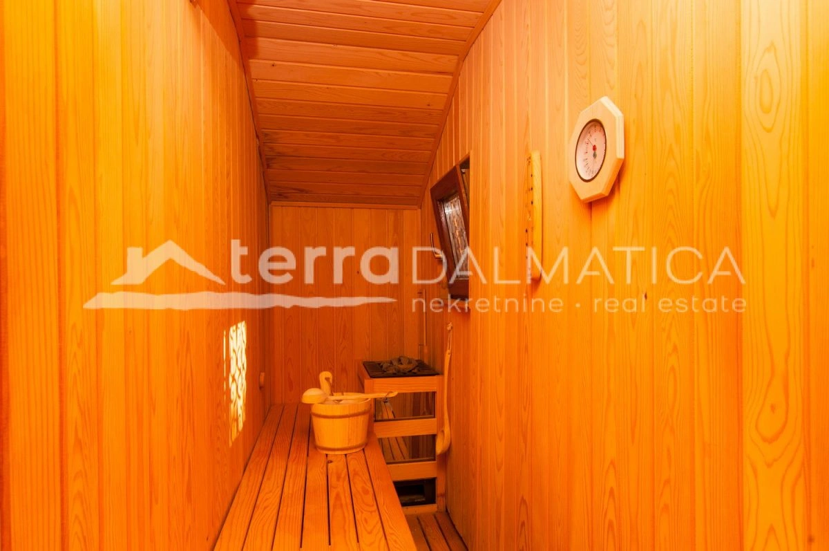 Eine exklusive mediterrane Oase auf Brač – eine luxuriöse Villa mit beheiztem Pool, Sauna und nur 900 Meter vom himmlischen Strand entfernt!