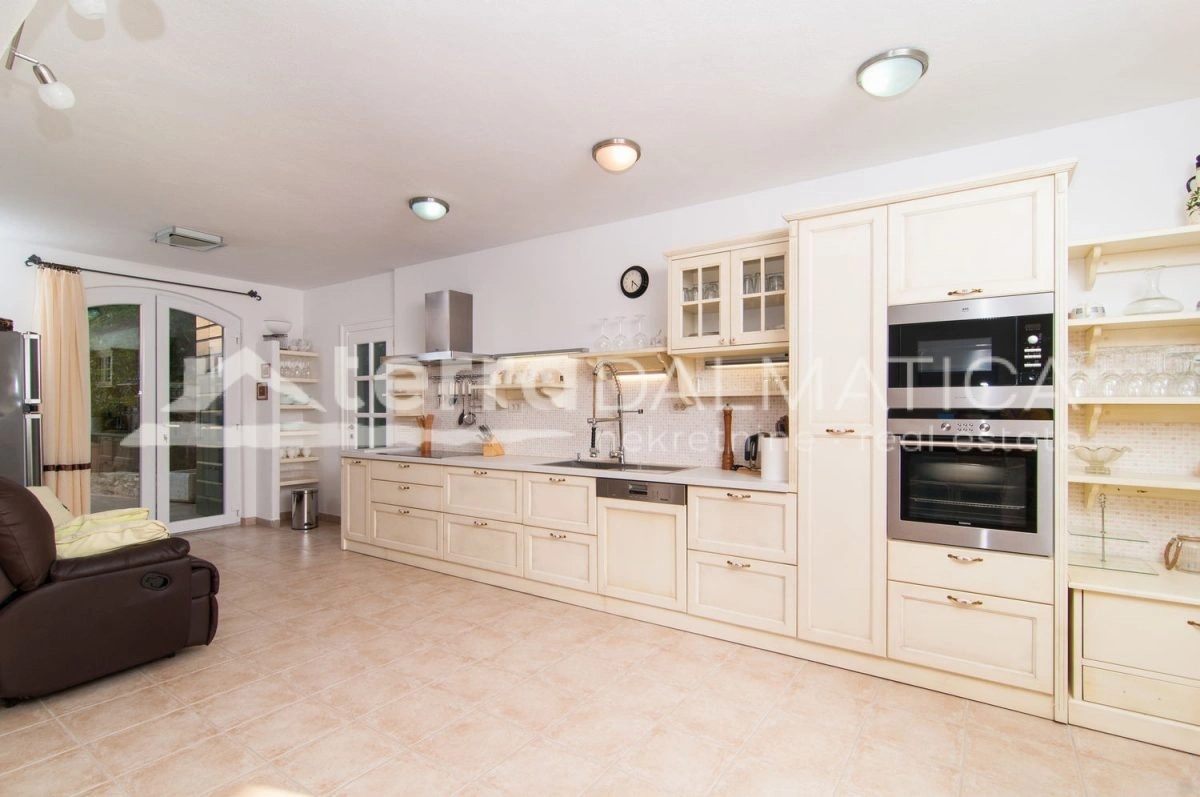 Eine exklusive mediterrane Oase auf Brač – eine luxuriöse Villa mit beheiztem Pool, Sauna und nur 900 Meter vom himmlischen Strand entfernt!