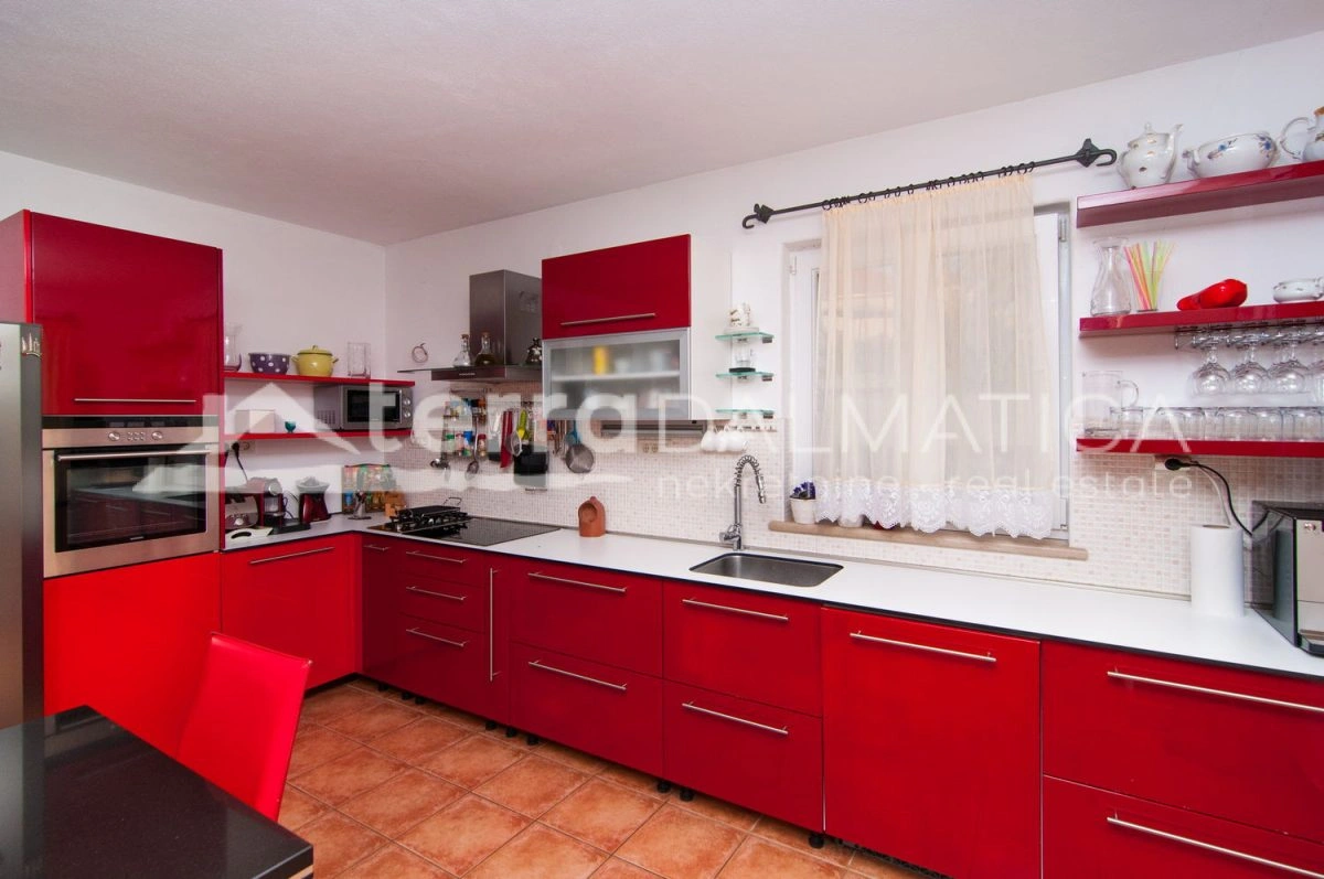 Eine exklusive mediterrane Oase auf Brač – eine luxuriöse Villa mit beheiztem Pool, Sauna und nur 900 Meter vom himmlischen Strand entfernt!