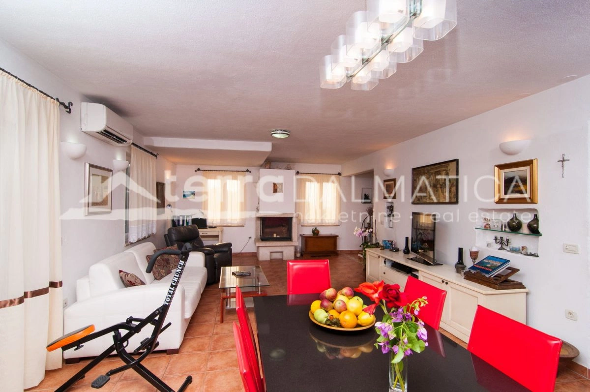 Eine exklusive mediterrane Oase auf Brač – eine luxuriöse Villa mit beheiztem Pool, Sauna und nur 900 Meter vom himmlischen Strand entfernt!