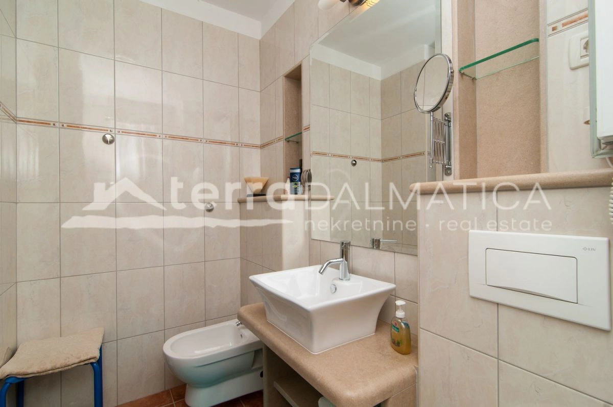 Eine exklusive mediterrane Oase auf Brač – eine luxuriöse Villa mit beheiztem Pool, Sauna und nur 900 Meter vom himmlischen Strand entfernt!