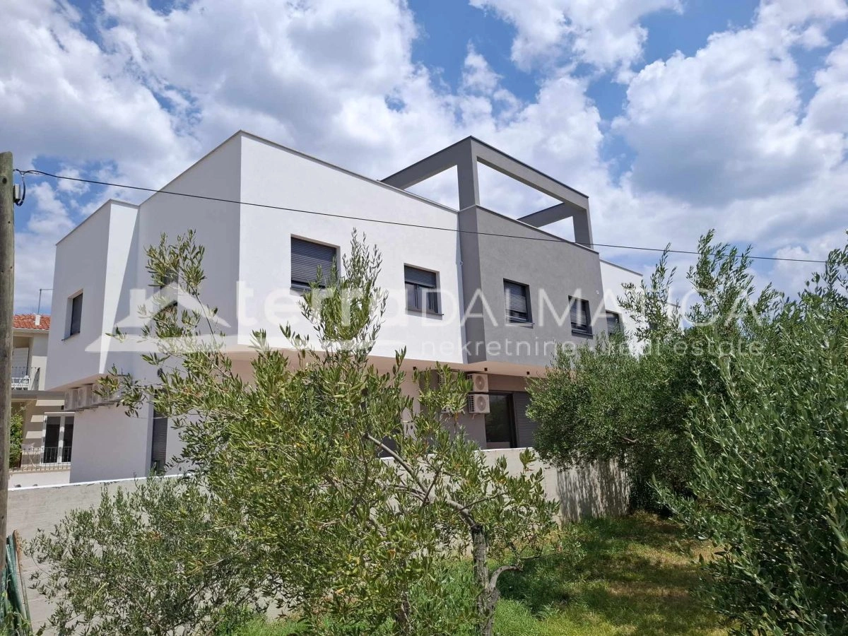 Familienhaus in Vodice in Meeresnähe mit Dachterrasse