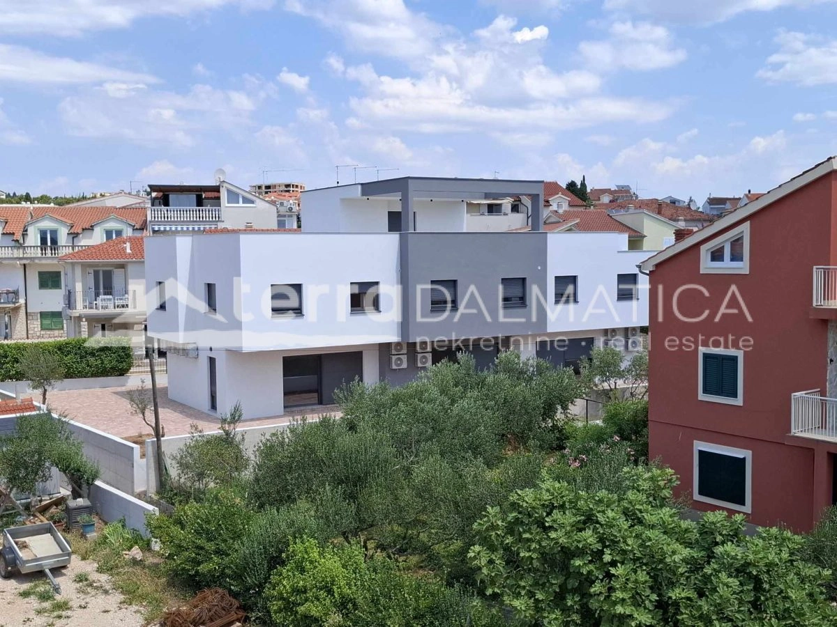 Familienhaus in Vodice in Meeresnähe mit Dachterrasse