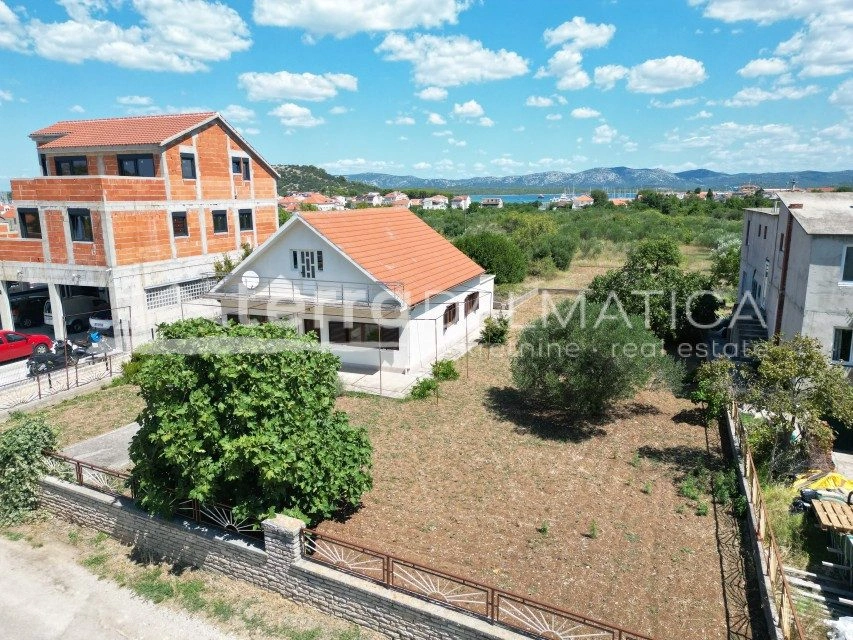 Prilika na Murteru – kuća s velikim zemljištem i dodatnim potencijalom gradnje