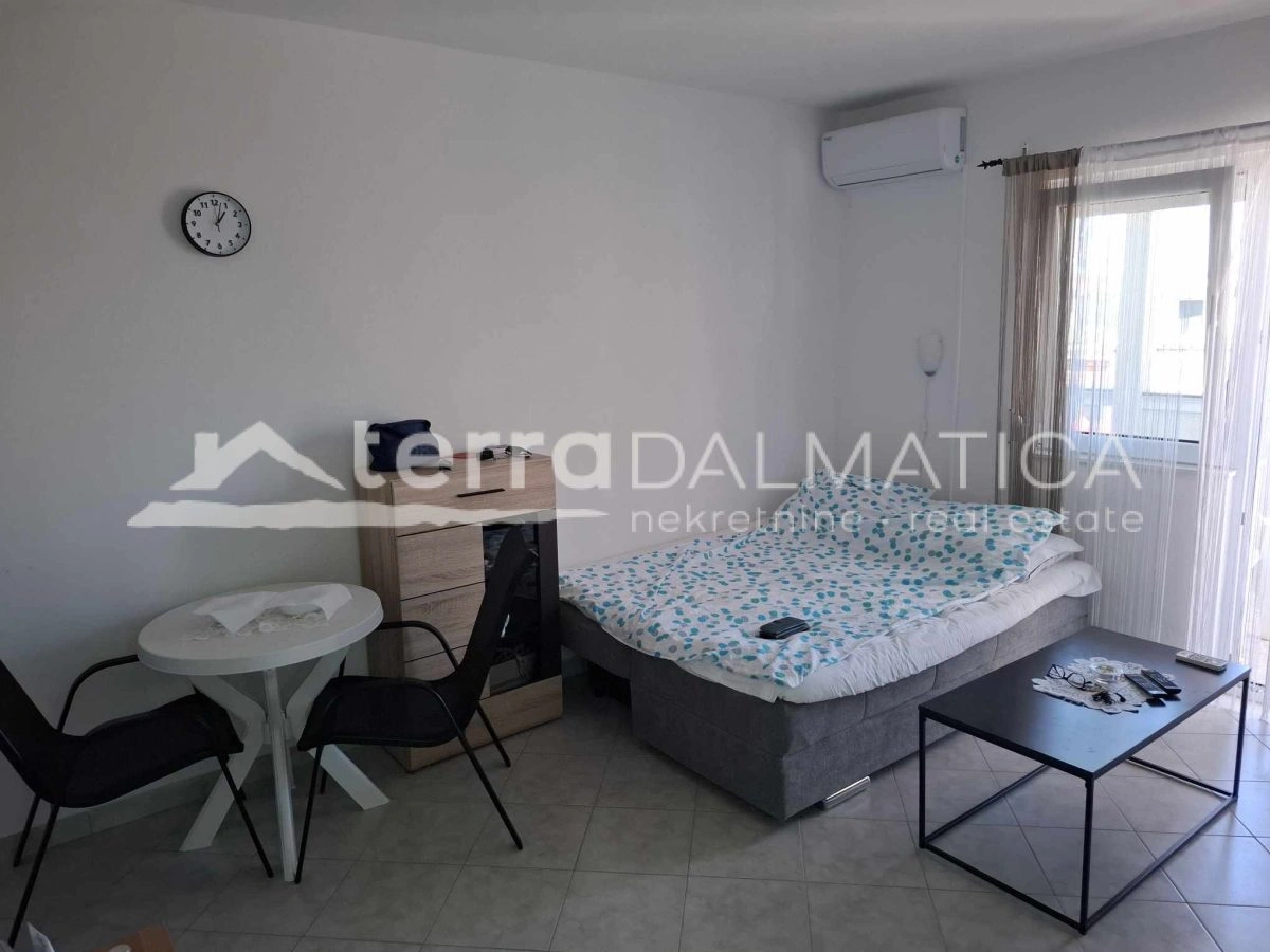 Mehrfamilienhaus mit Parkplatz und Terrassen – Bilice bei Šibenik