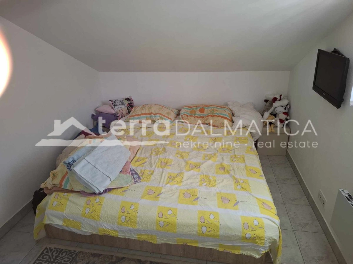 Mehrfamilienhaus mit Parkplatz und Terrassen – Bilice bei Šibenik