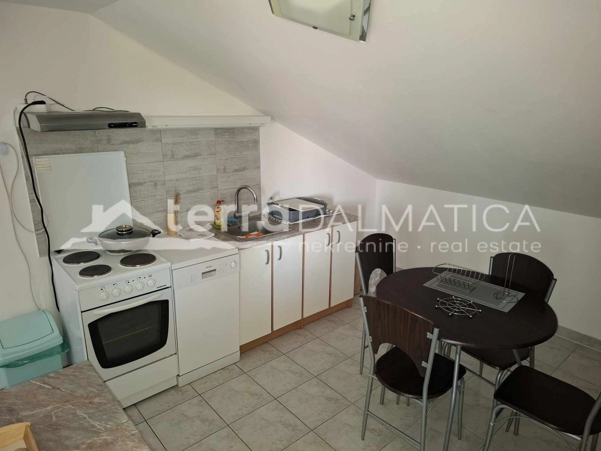 Mehrfamilienhaus mit Parkplatz und Terrassen – Bilice bei Šibenik