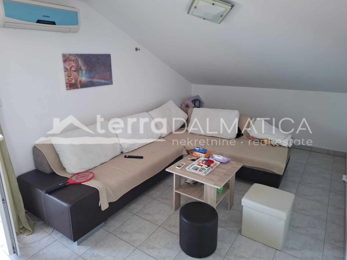 Mehrfamilienhaus mit Parkplatz und Terrassen – Bilice bei Šibenik