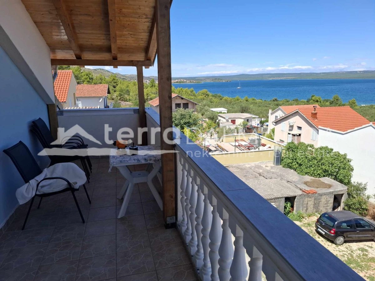 Mehrfamilienhaus mit Parkplatz und Terrassen – Bilice bei Šibenik