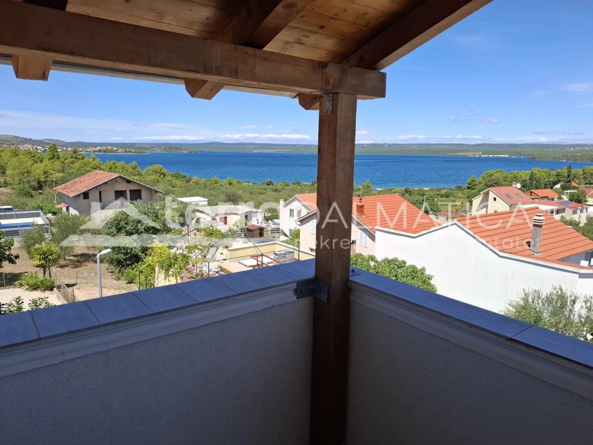 Mehrfamilienhaus mit Parkplatz und Terrassen – Bilice bei Šibenik