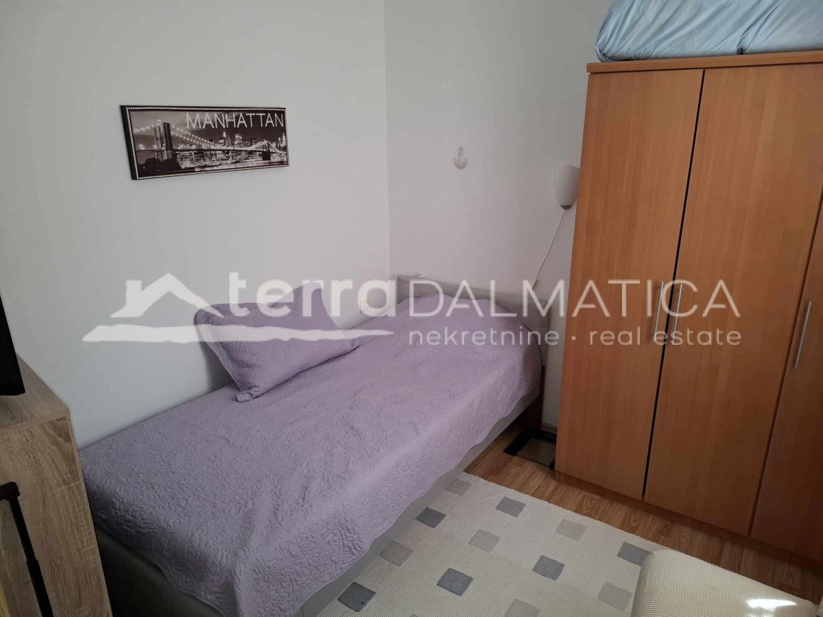 Mehrfamilienhaus mit Parkplatz und Terrassen – Bilice bei Šibenik