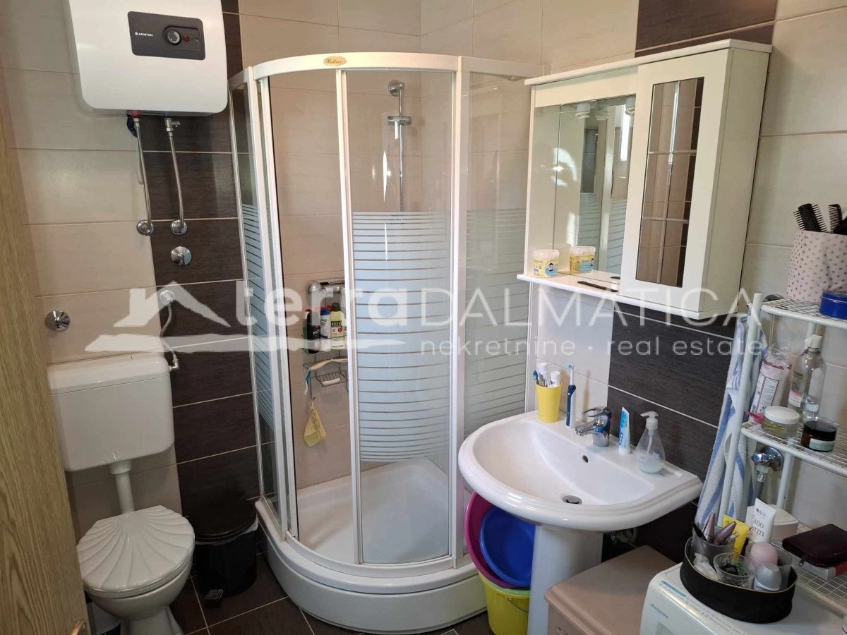 Mehrfamilienhaus mit Parkplatz und Terrassen – Bilice bei Šibenik