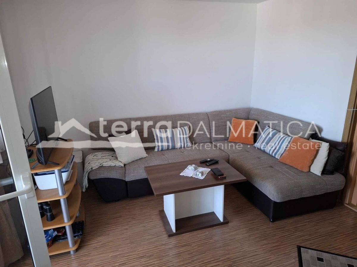 Mehrfamilienhaus mit Parkplatz und Terrassen – Bilice bei Šibenik