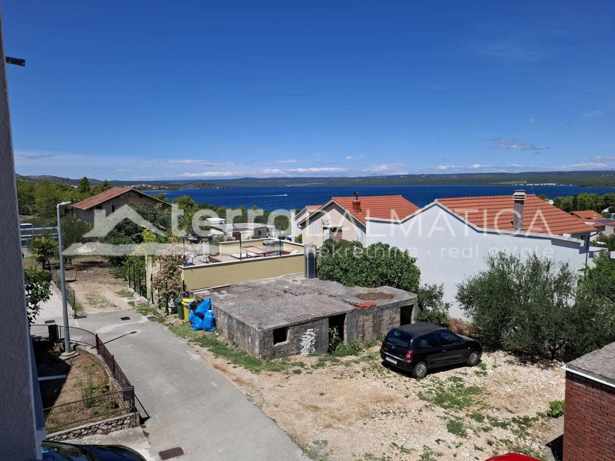 Mehrfamilienhaus mit Parkplatz und Terrassen – Bilice bei Šibenik