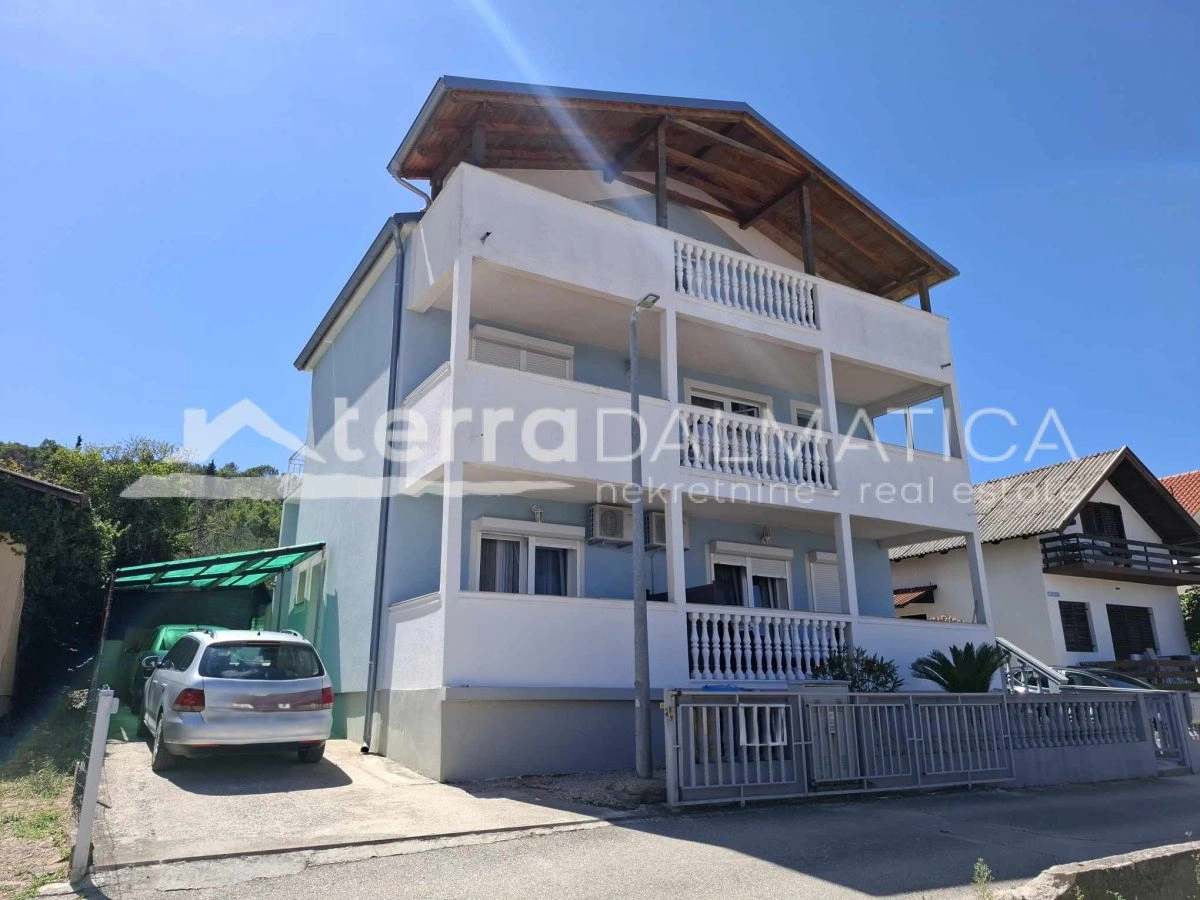 Mehrfamilienhaus mit Parkplatz und Terrassen – Bilice bei Šibenik