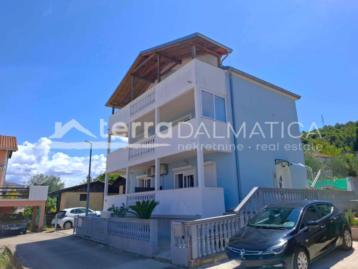 Mehrfamilienhaus mit Parkplatz und Terrassen – Bilice bei Šibenik