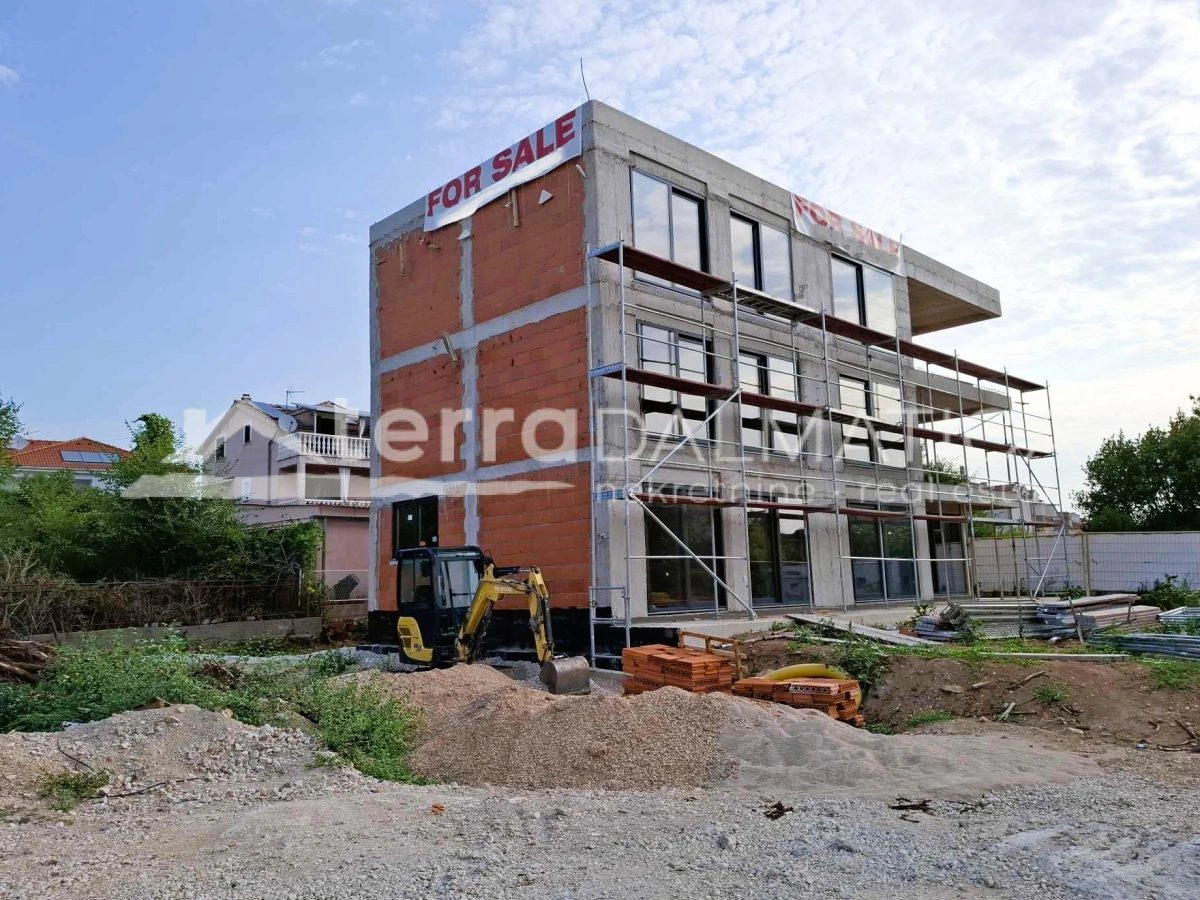 DREI-SCHLAFZIMMER-WOHNUNG ZU VERKAUFEN IN VODICE – ERSTE REIHE ZUM MEER