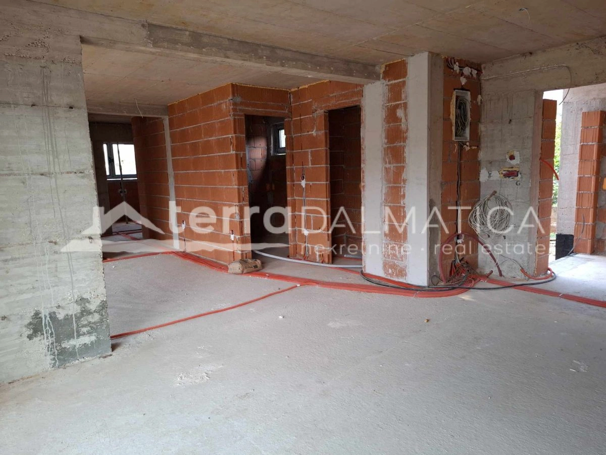 DREI-SCHLAFZIMMER-WOHNUNG ZU VERKAUFEN IN VODICE – ERSTE REIHE ZUM MEER