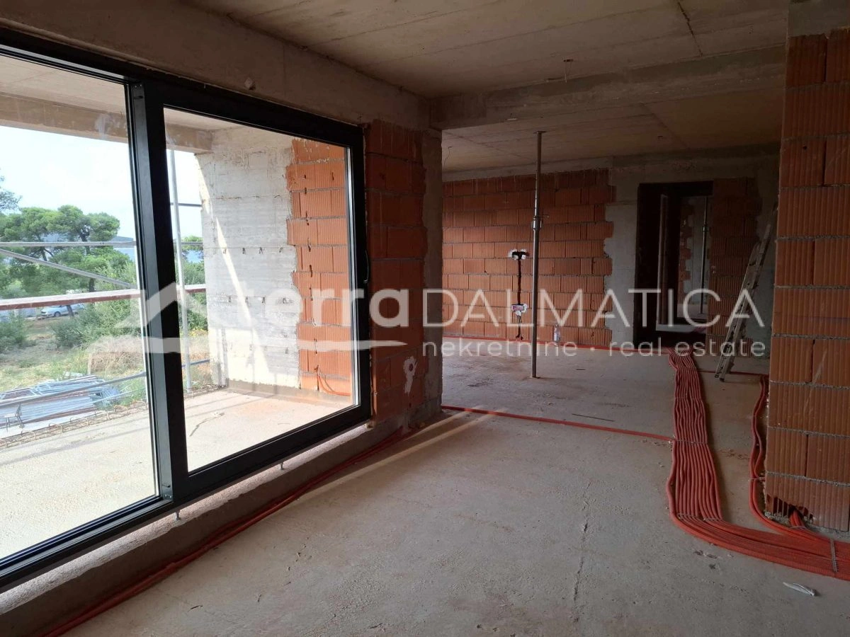 DREI-SCHLAFZIMMER-WOHNUNG ZU VERKAUFEN IN VODICE – ERSTE REIHE ZUM MEER