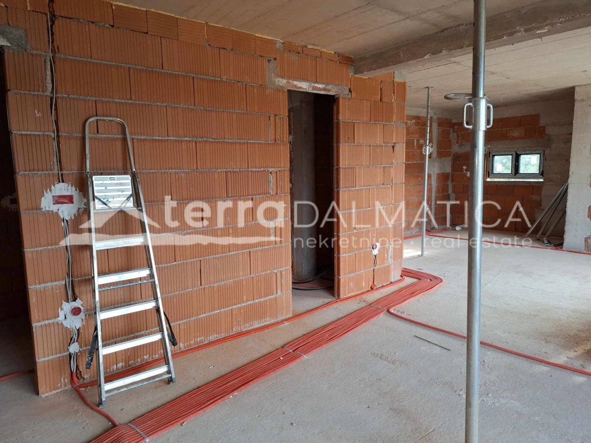 DREI-SCHLAFZIMMER-WOHNUNG ZU VERKAUFEN IN VODICE – ERSTE REIHE ZUM MEER