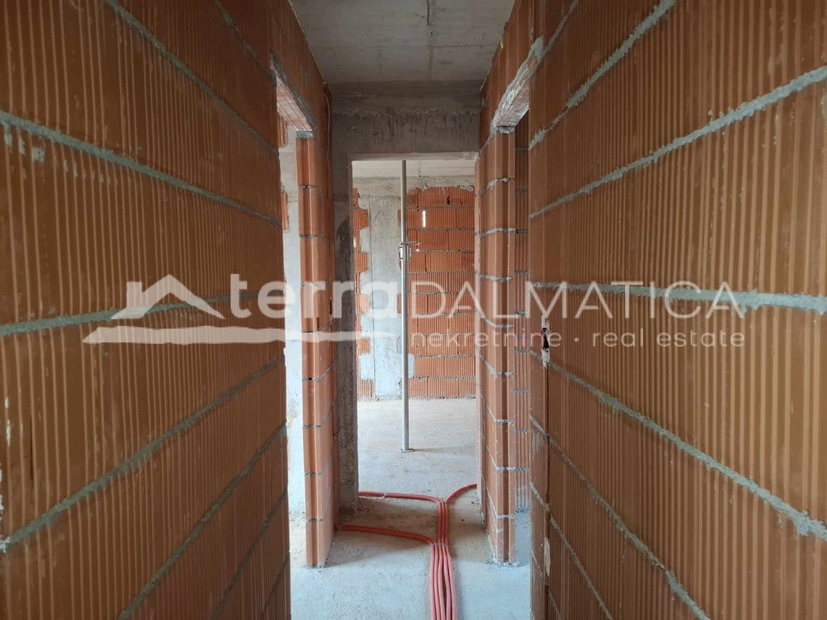 DREI-SCHLAFZIMMER-WOHNUNG ZU VERKAUFEN IN VODICE – ERSTE REIHE ZUM MEER