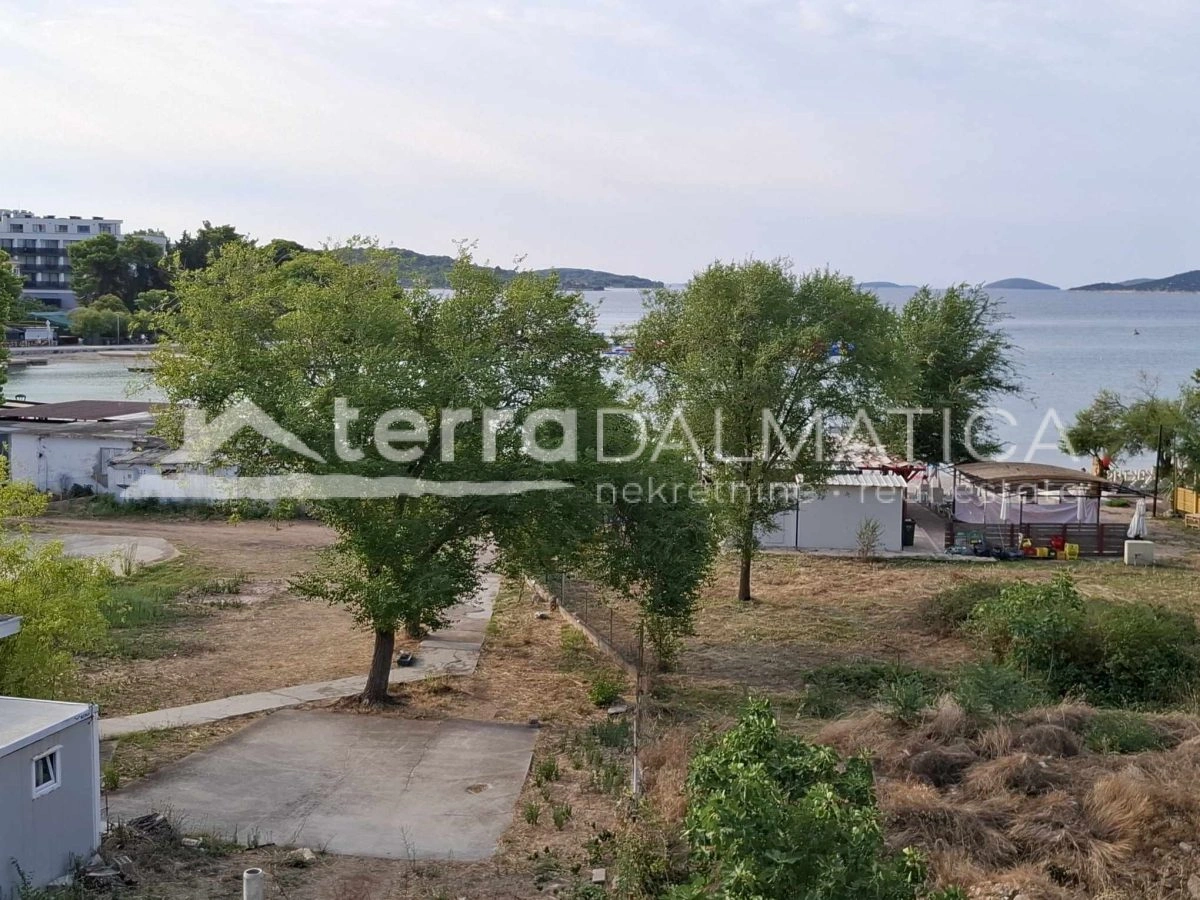 DREI-SCHLAFZIMMER-WOHNUNG ZU VERKAUFEN IN VODICE – ERSTE REIHE ZUM MEER