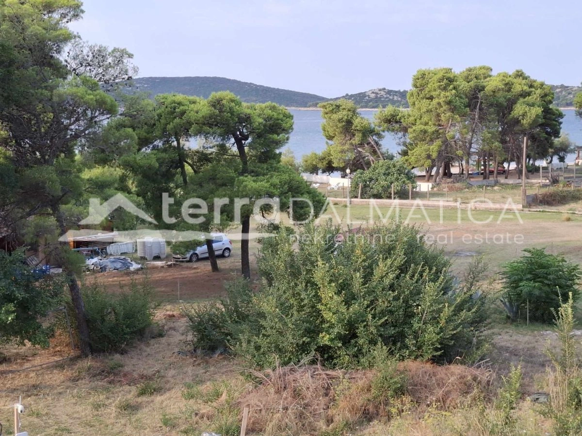 DREI-SCHLAFZIMMER-WOHNUNG ZU VERKAUFEN IN VODICE – ERSTE REIHE ZUM MEER