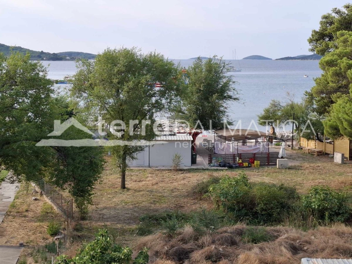 DREI-SCHLAFZIMMER-WOHNUNG ZU VERKAUFEN IN VODICE – ERSTE REIHE ZUM MEER