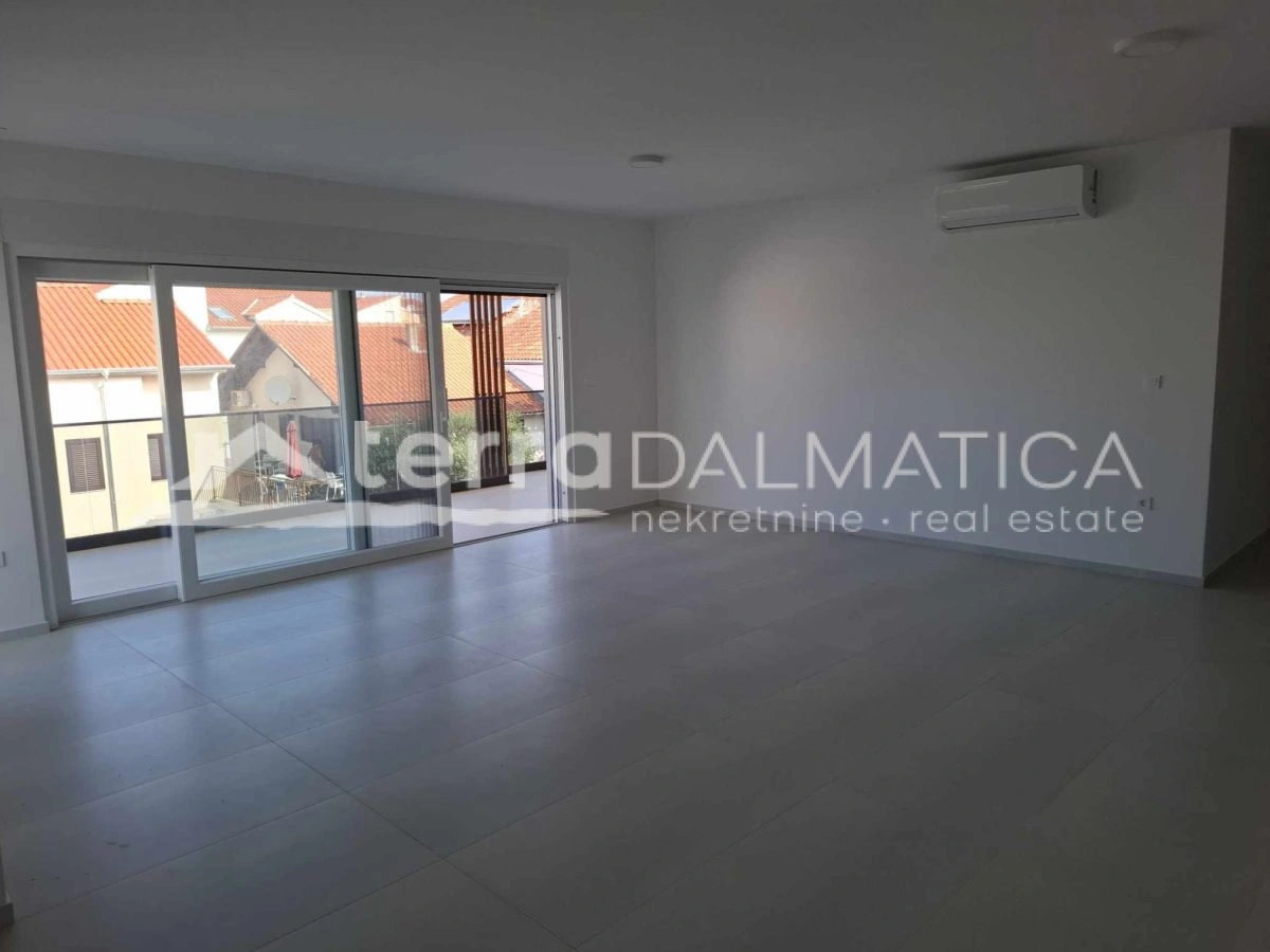 Neue Wohnung mit Top-Ausstattung und Meerblick - Srima, zweiter Stock + Dachterrasse