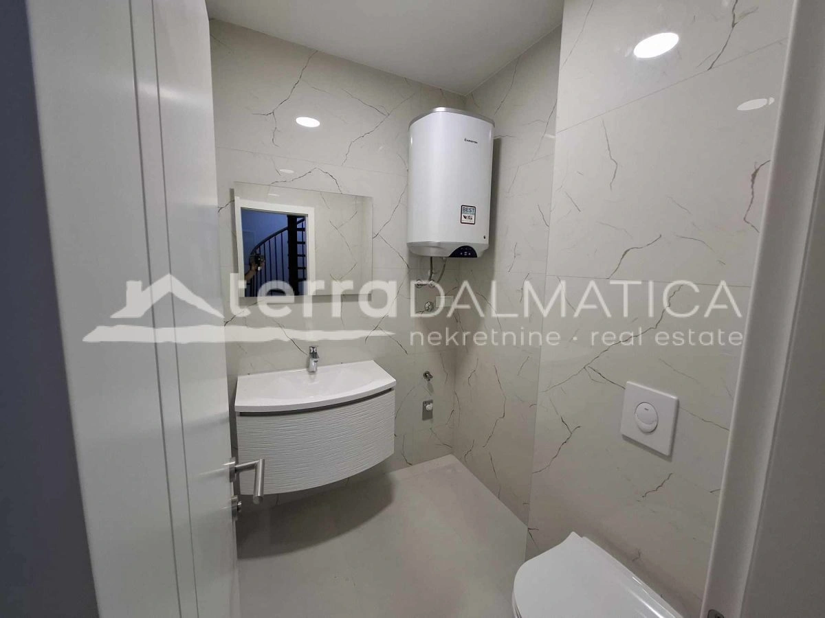 Neue Wohnung mit Top-Ausstattung und Meerblick - Srima, zweiter Stock + Dachterrasse