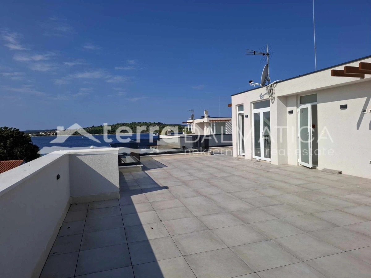 Luxuswohnung im 2. Stock mit geräumiger Dachterrasse - Srima bei Vodice