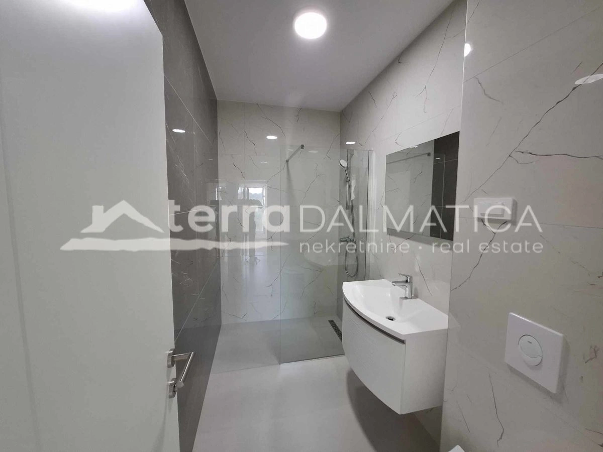 Luxuswohnung im 2. Stock mit geräumiger Dachterrasse - Srima bei Vodice