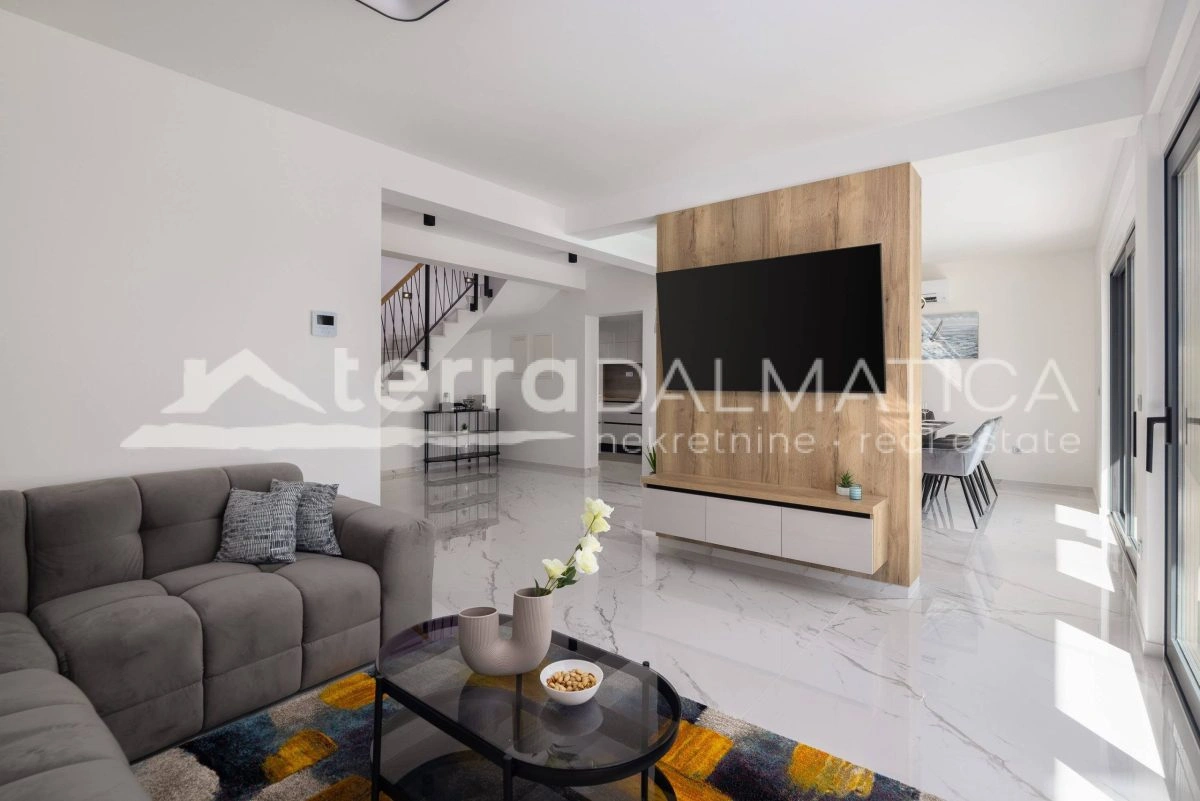 Rogoznica, neues modernes Haus in der Nähe des Meeres