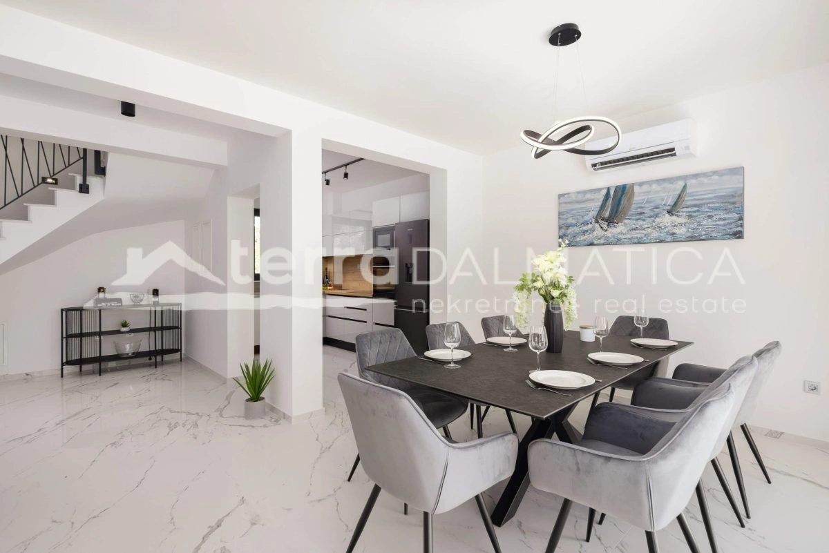 Rogoznica, neues modernes Haus in der Nähe des Meeres